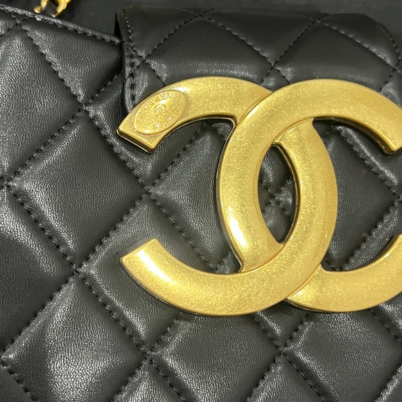 Chanel Black and Gold Quilted Shoulder Bag - Picture 4 of 8